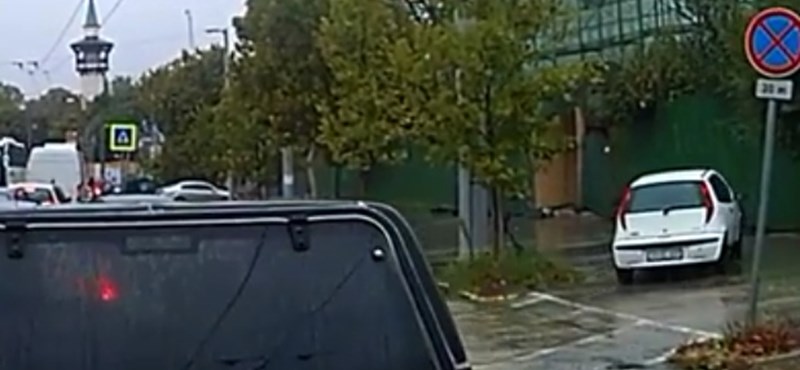 Ha beáll a sor, akkor a járdán előz a pofátlan budapesti autós