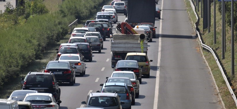 Óriási a dugó az M7-esen, kigyulladt a sorban egy kisbusz is