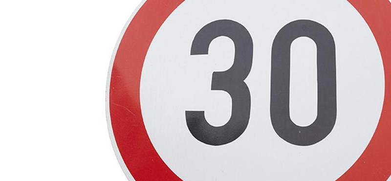 30 km/h-val lehetne menni a magyar városokban is? Itt a minisztérium válasza