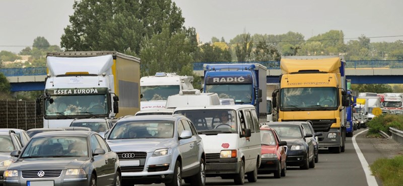 Óriásdugó az M2-esen