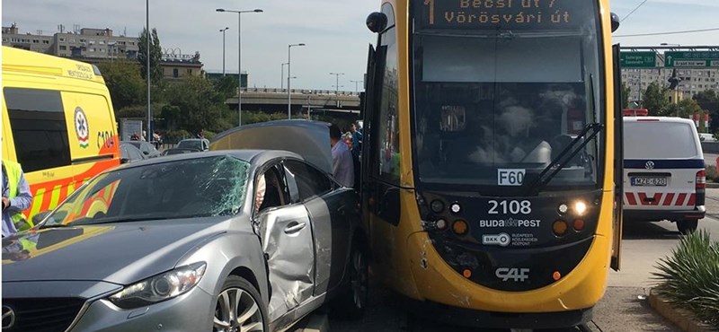 Újabb autó hajtott egy CAF villamos elé – fotó