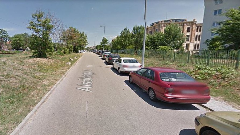 Megszűnhet a parkolás egy fontos budai úton – örülhetnek az autósok