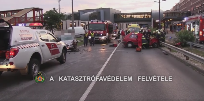 Így mentették ki a sérültet a roncsból a Ferihegyi repülőtérre vezető úton történt karambolnál-VIDEÓ!