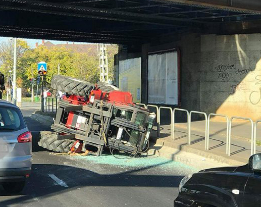 VIDEÓ: Így állították kerekeire, majd vontatták el a hétfői, Kőbányán leesett targoncát