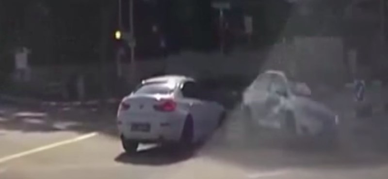 Karambolozó szellemautót vettek videóra – van tipped, honnan került oda?
