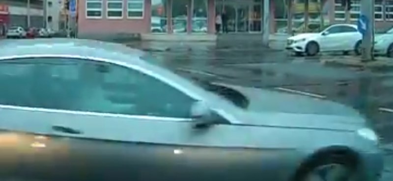Mentősofőri vélemény a Lehel téri esetről és az autósok viselkedéséről. Érdemes terjeszteni, javuljon a kultúra! (VIDEÓ)