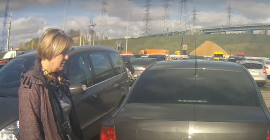 VIDEÓ: Manapság már bárhol rögzíthet egy fedélzeti kamera egy rongálást!