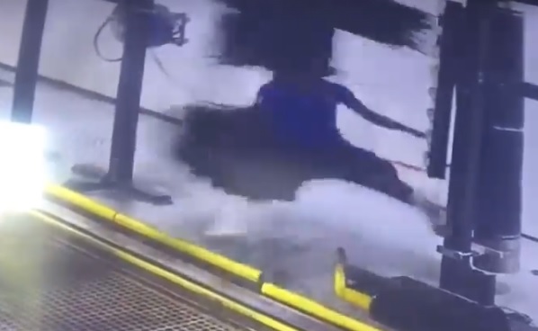 VIDEÓ: Elkapta az autómosó keféje a mosó dolgozóját