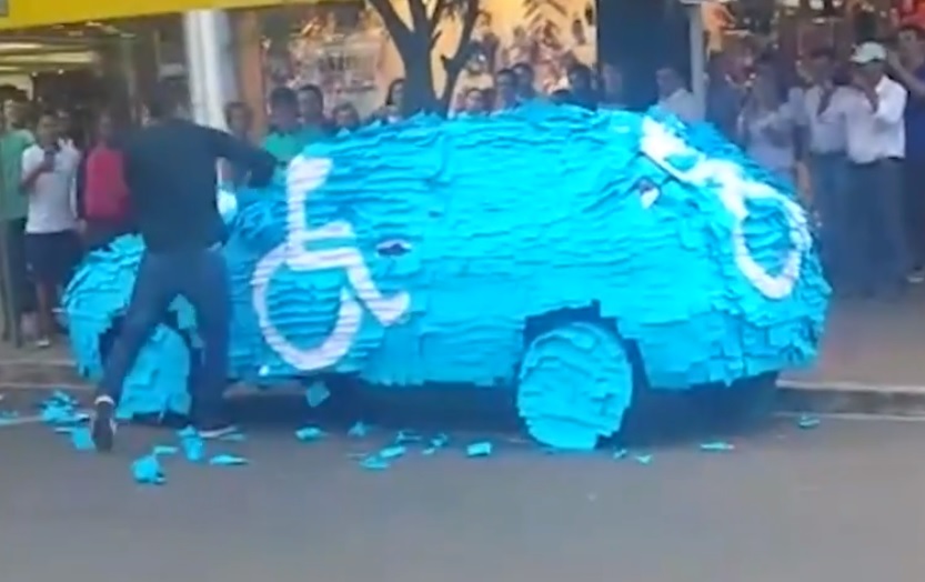 VIDEÓ: Hatalmas büntit kapott egy mozgáskorlátozott helyet jogtalanul használó autós