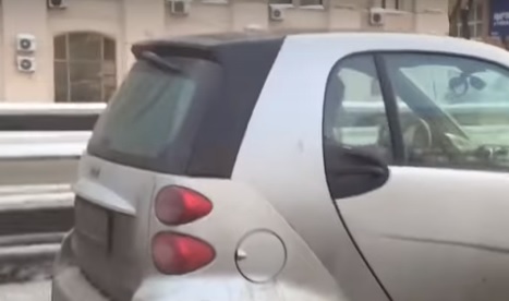 Vezetés közben kézimunka??? Van ilyen? (VIDEÓ)