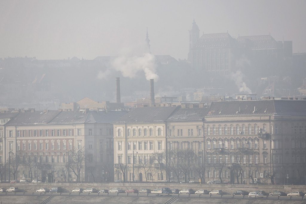 Brutális szigorítás jöhet, az autók felét kitilthatják Budapestről