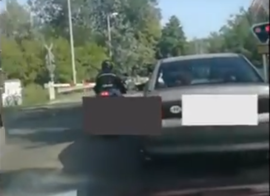 Tudtad ezt??? Ők nem: Vasúti átjáró tilos jelzésének ellenére áthajtottak (VIDEÓ)