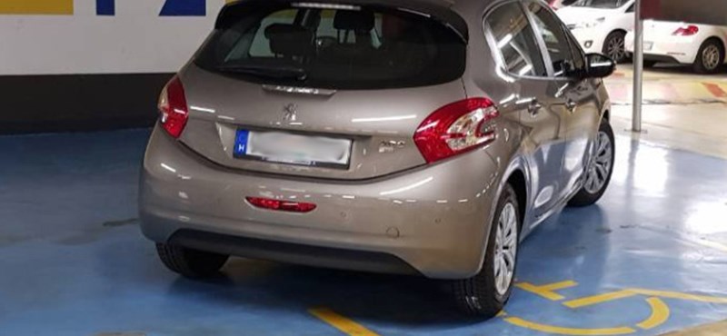Egy autóval három budapesti mozgássérült-parkolóhelyen