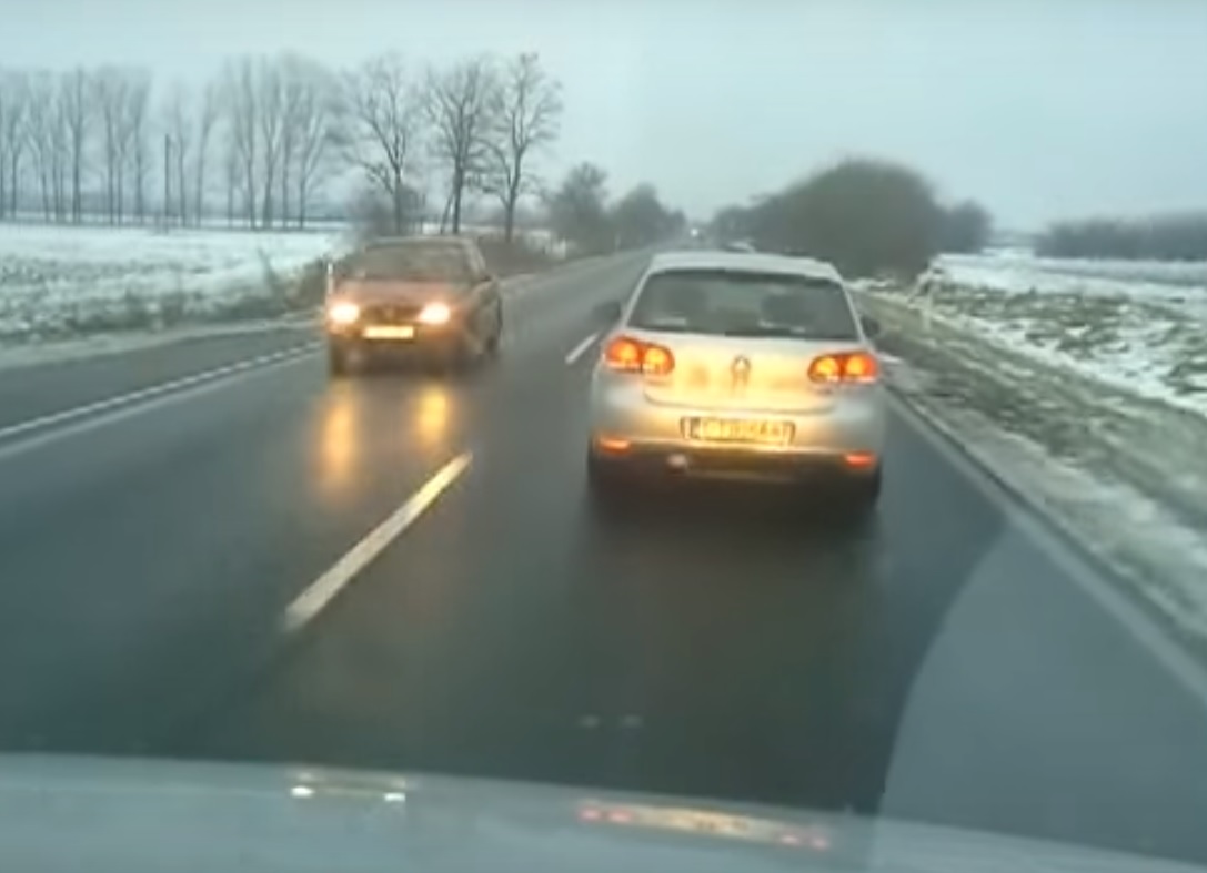 VIDEÓ: Levillogta a civil autós rendőrt, ez lett a vége