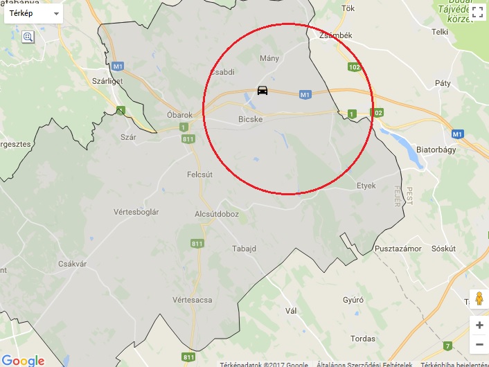 Autók borultak az M1-es autópályára egy trélerről
