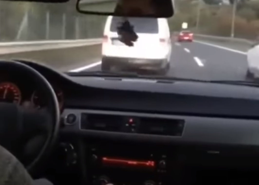 VIDEÓ: Itt ugye most nem a jobbra tartás hiánya lesz megmagyarázva :)