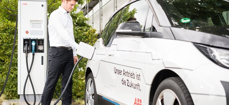 Vita van a kormányban, késhet az elektromos autók áramadója