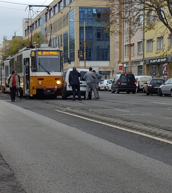 Autós kanyarodott a villamos elé, sajnos ismét a villamos bizonyult erősebbnek