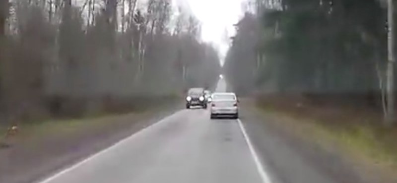 A sofőr feltette a téli gumit a kocsira, de a lényegről pont megfeledkezett – videó