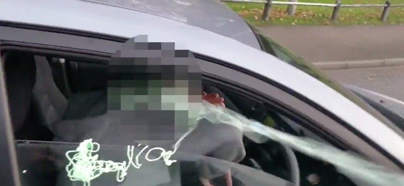 VIDEÓ: Keményen szívatja egy furgonos csapat a vezetés közben mobilozó autósokat