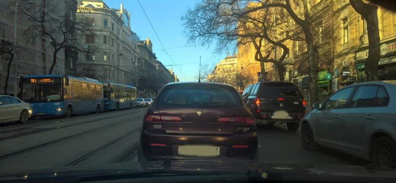 Totális patthelyzet a belvárosban – mindenhol áll a forgalom
