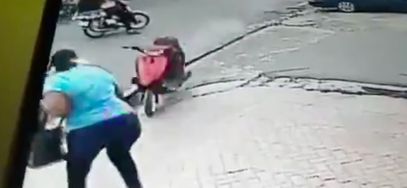 VIDEÓ: Millimétereken múlt, hogy nem ütötte el a gyalogost a száguldó motor