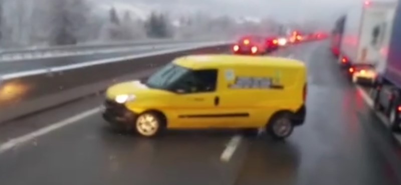 A dugó miatt megfordult az autópályán és szembement a többiekkel