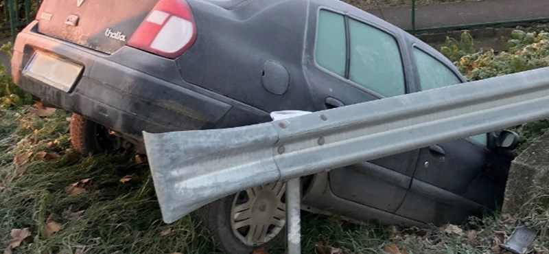 Kesztyűtartóban keresgélt a sofőr és az árokban landolt Budakalászon