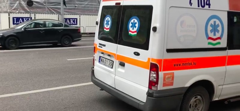 Mentőt tört össze egy robogós Budapesten, majd elhajtott