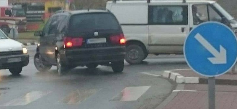 A budakalászi körforgalomban menetiránnyal szemben