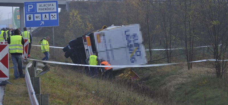 Így mentik az M0-nál árokba borult kamiont – fotók