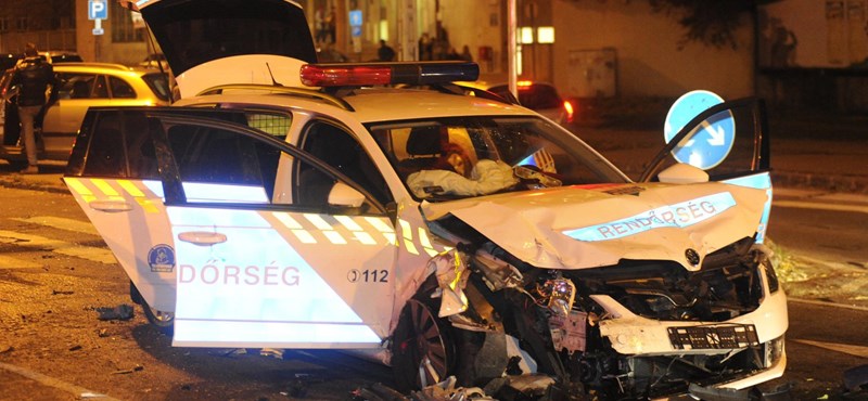 Öt sérült, köztük három rendőr egy VIII. kerületi balesetben