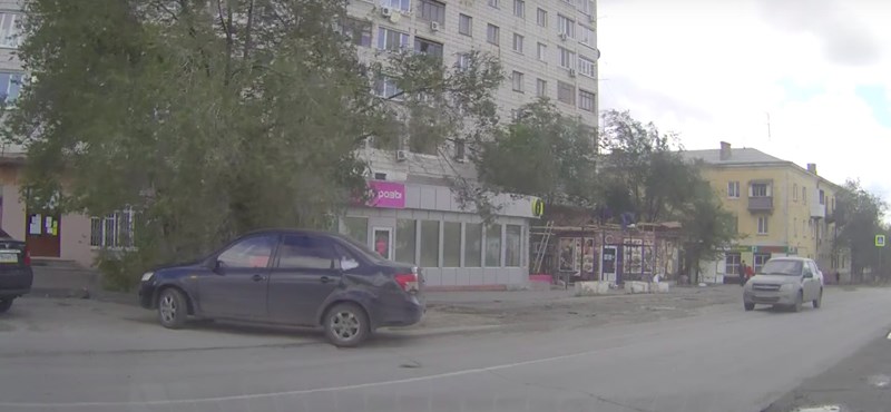 Kiállt az autós a parkolóból, 2 másodperccel később kidőlt a fa – épp a helyére – videó