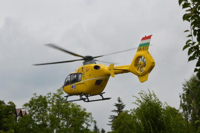 Mentőhelikoptert küldtek a 8-asra, egy ember meghalt
