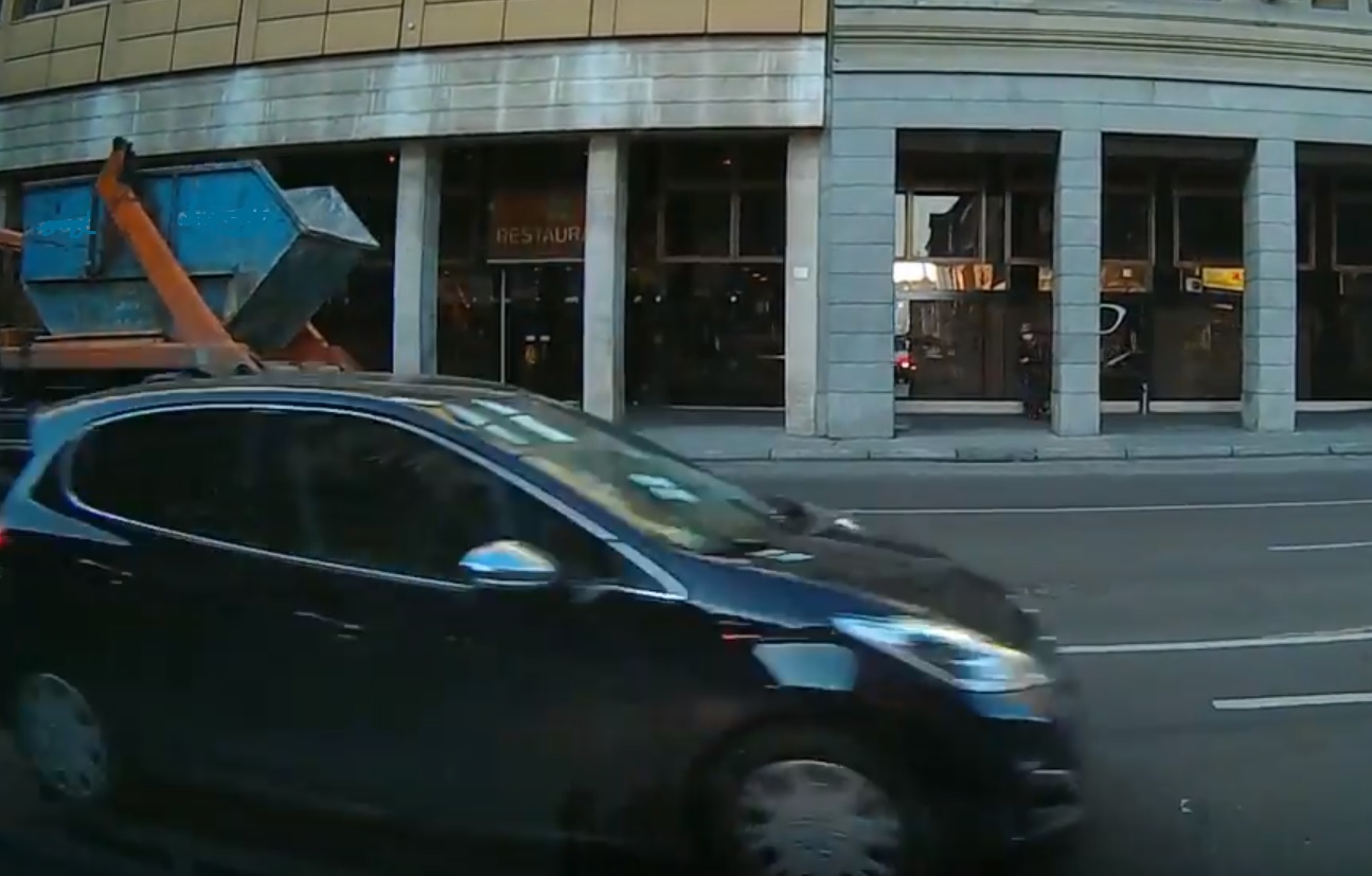 VIDEÓ: Miért nem engeditek kikanyarodni a mentőt a Rákóczi útra??? (4. rész)