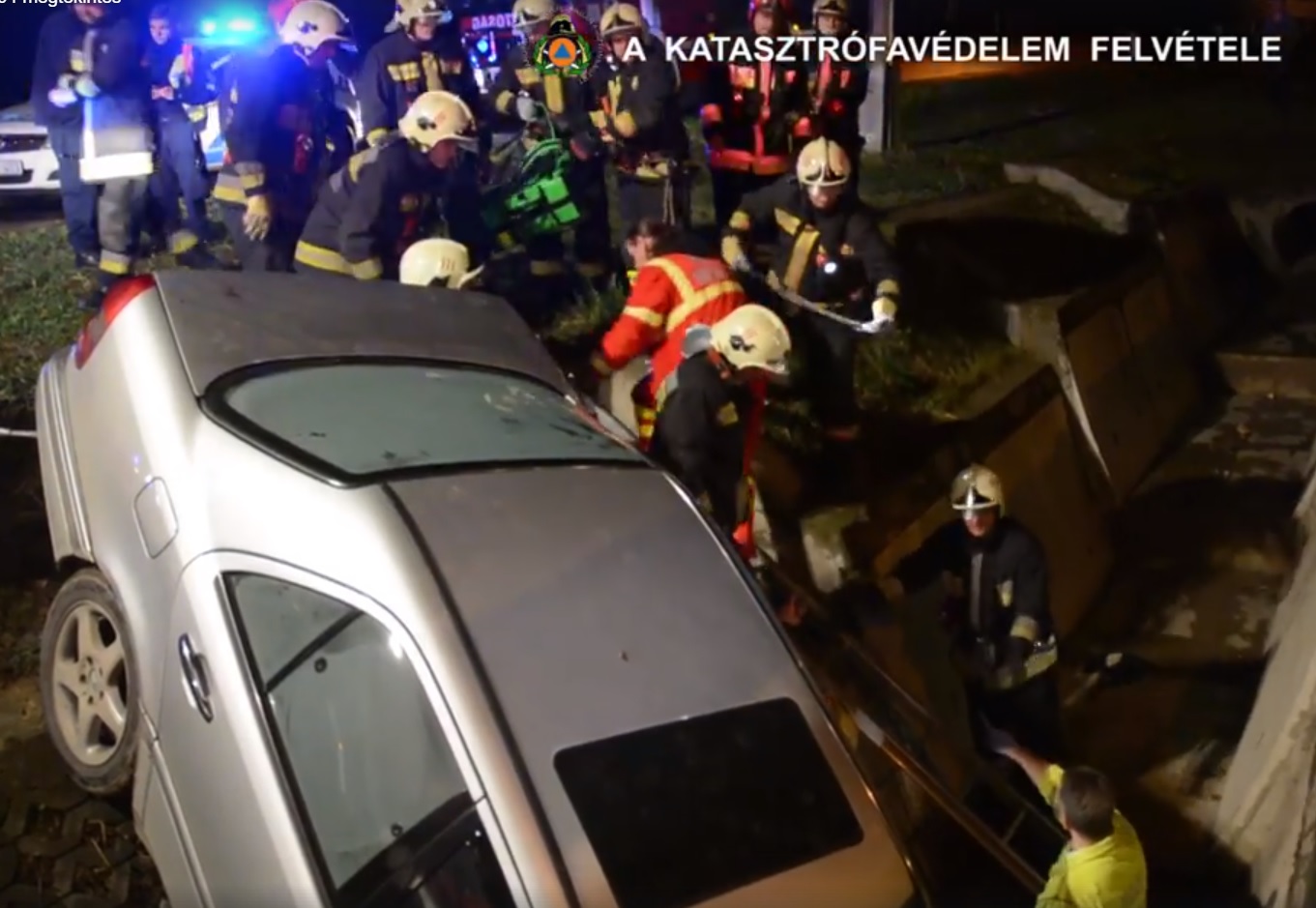 VIDEÓ: Öt méter mély árokba hajtott egy személyautó a III. kerületi Kocsis Sándor úton