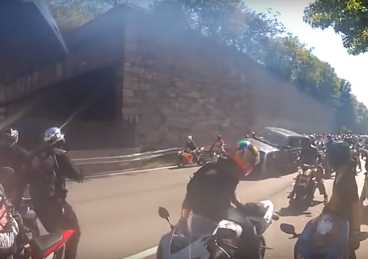 Ebben a VIDEÓBAN aztán minden oldalról érdekes dolgok történnek