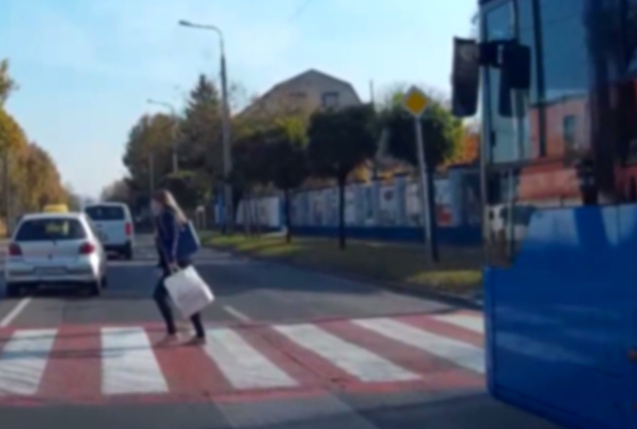 VIDEÓ: Kiemelten jól látható zebra, mégis egyszerre ketten gázolnak gyalogost majdnem!