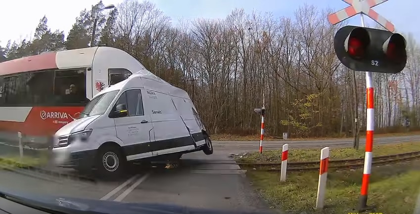 Ez az autós csúnya lecke árán tanulta meg, hogy piros jelzésen tilos áthajtani