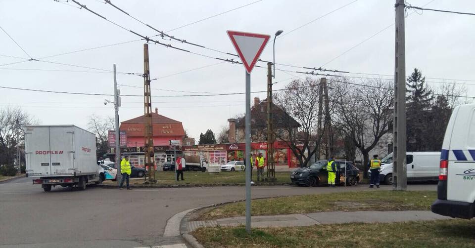 Csúnya baleset Zuglóban az Egressy-Cinkotai sarkon