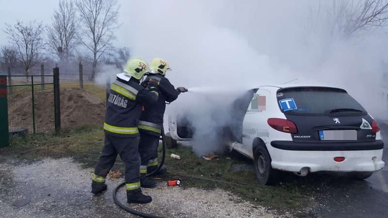 FOTÓK: Kigyulladt egy autó szerdán Budakalászon