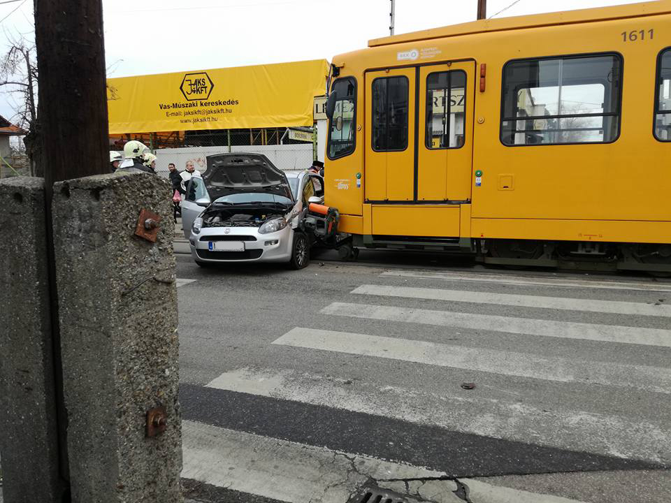 FOTÓK: Villamossal ütközött egy gépkocsi a 20. kerületben