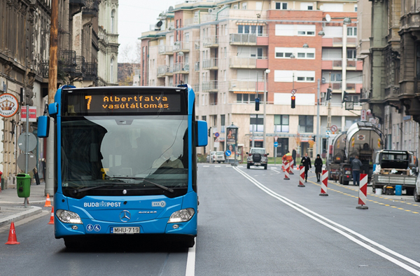 FOTÓ: Lebukott a csúcsforgalomban vezetés közben mobilozó budapesti buszsofőr
