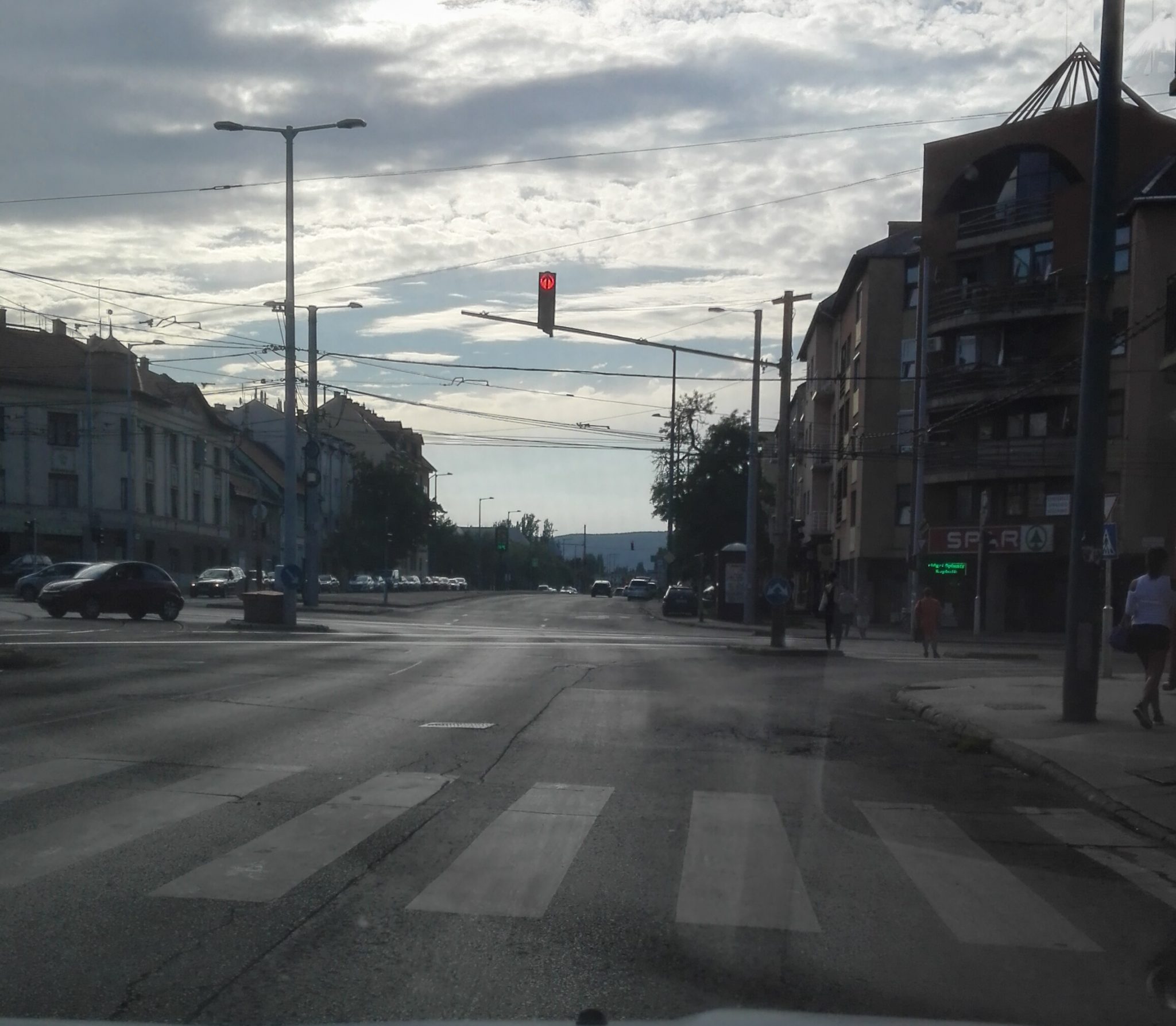 Kopott útburkolati jel, nagy balesetveszély: Erzsébet királyné útja – Nagy Lajos király útja kereszteződés