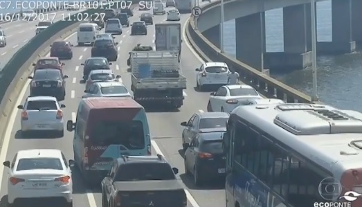 Talán ez lehet a nap videója: Elfogyott az üzemanyag, 3 kilométert akart hátragurulni a hídon