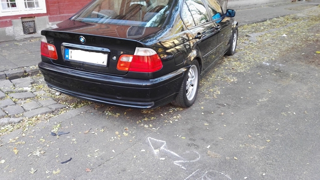 Nem elég, hogy összetört a BMW, még meg is büntették – szabálytalan parkolásért