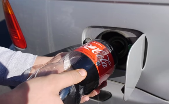 Kólát tölteni a tankba üzemanyag helyett, de mégis kinek jut ilyen őrültség az eszébe?