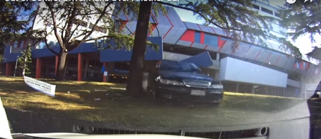 Parkolóban törték rommá az autóját, a fedélzeti kamera rögzített mindent