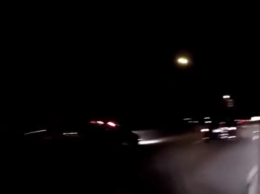 VIDEÓ: Versenyezni autósként egy motorral az autópályán? Többé nem fog!