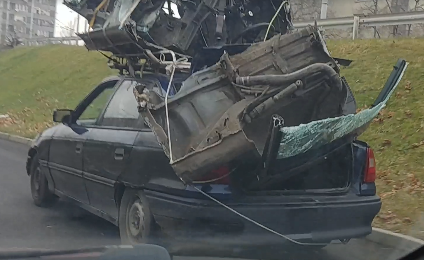 VIDEÓ: Elképesztő szállítás az M3 bevezető szervizúton